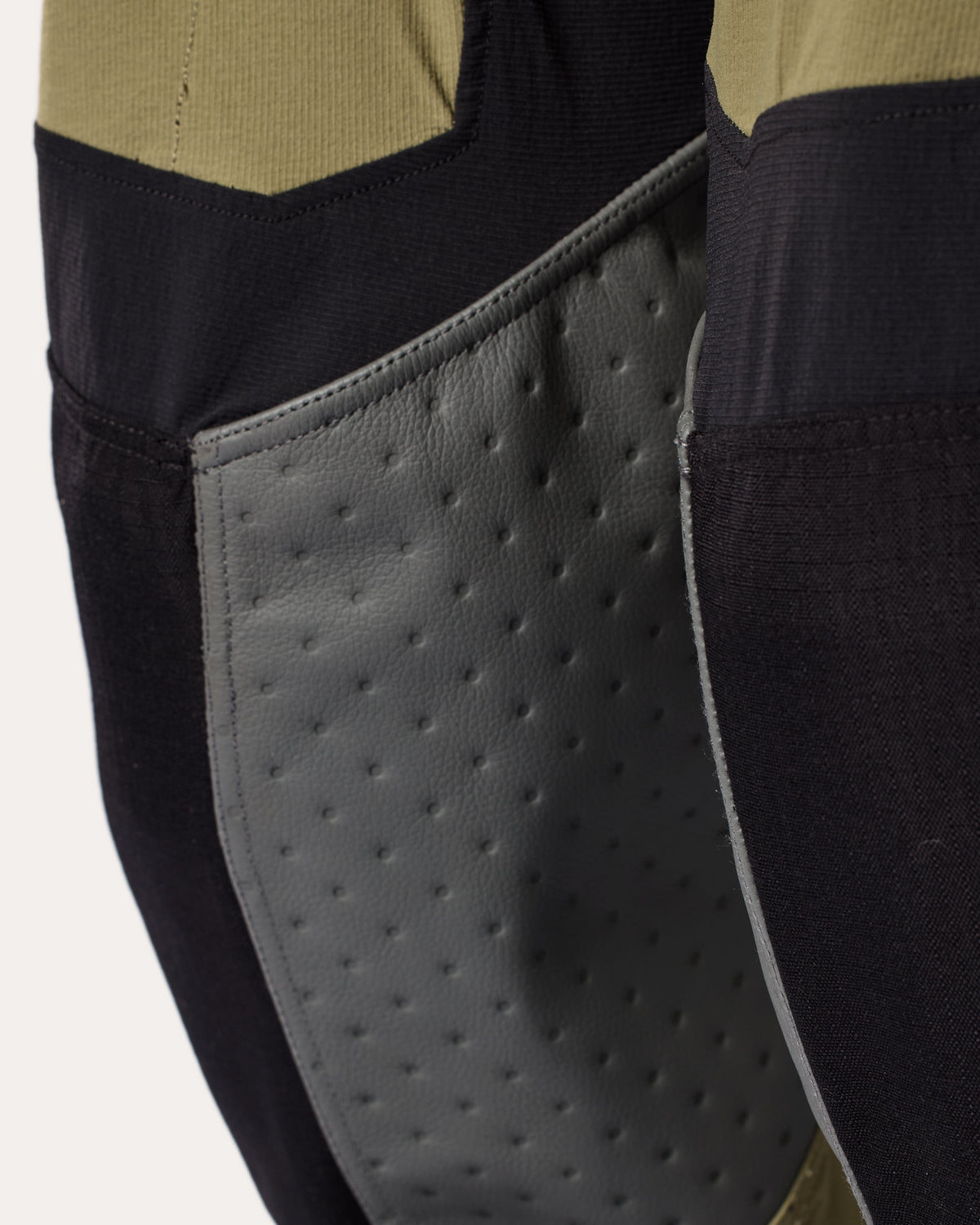 Pants Peninsula 2 | Red-Black - Detail