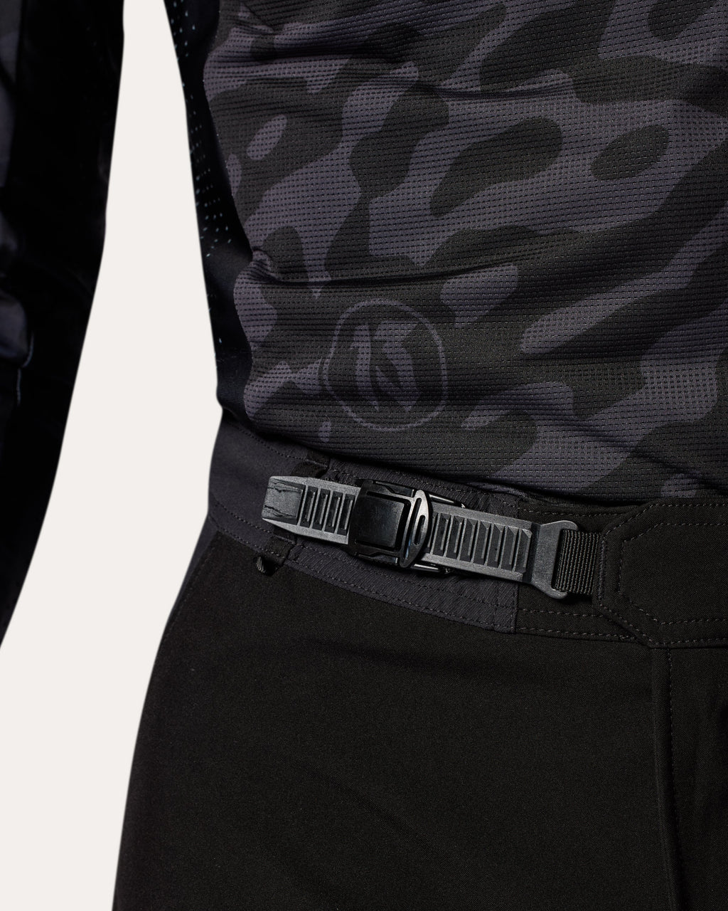 Pants Lejano | Black-Red - Detail
