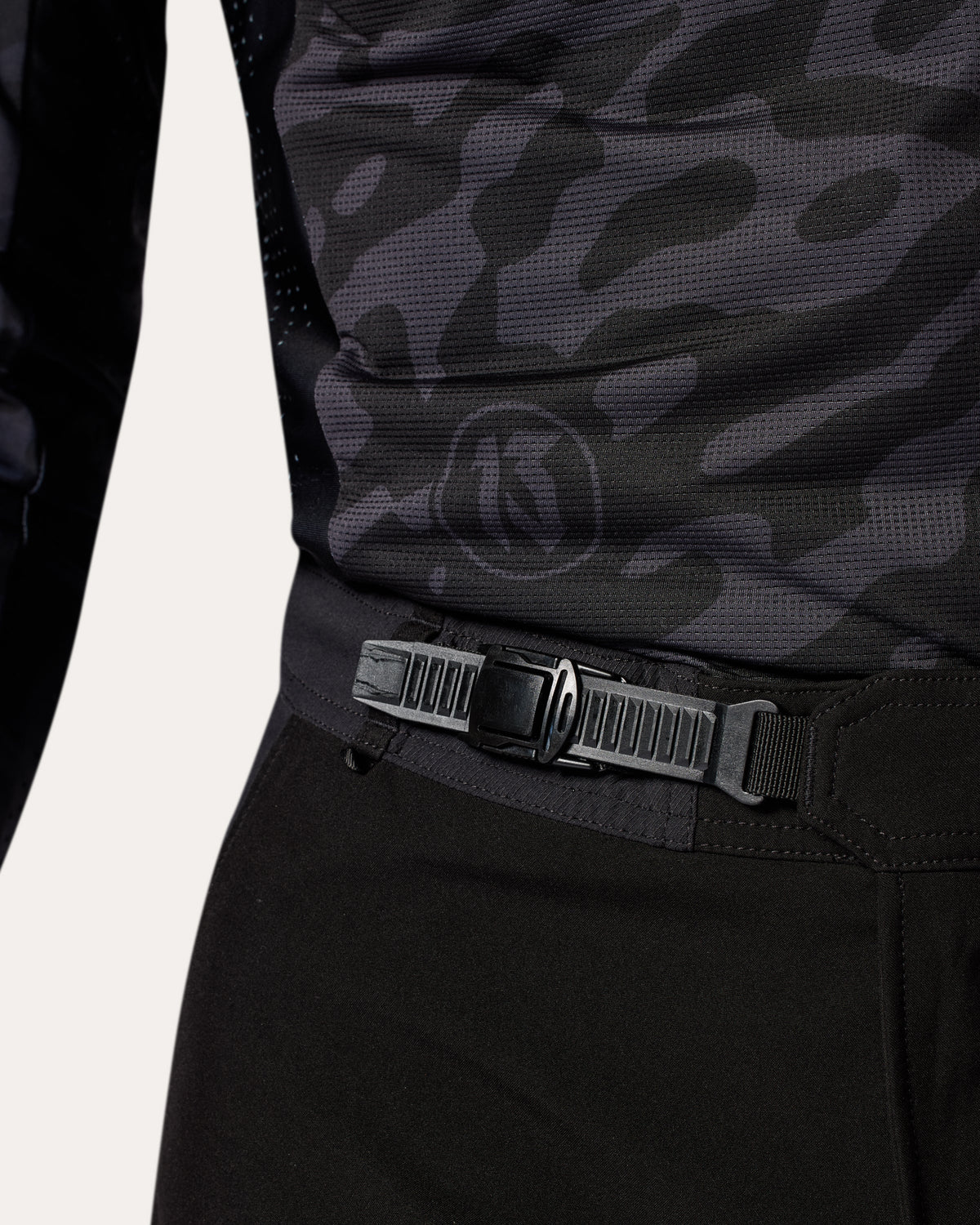 Pants Lejano | Black-Red - Detail
