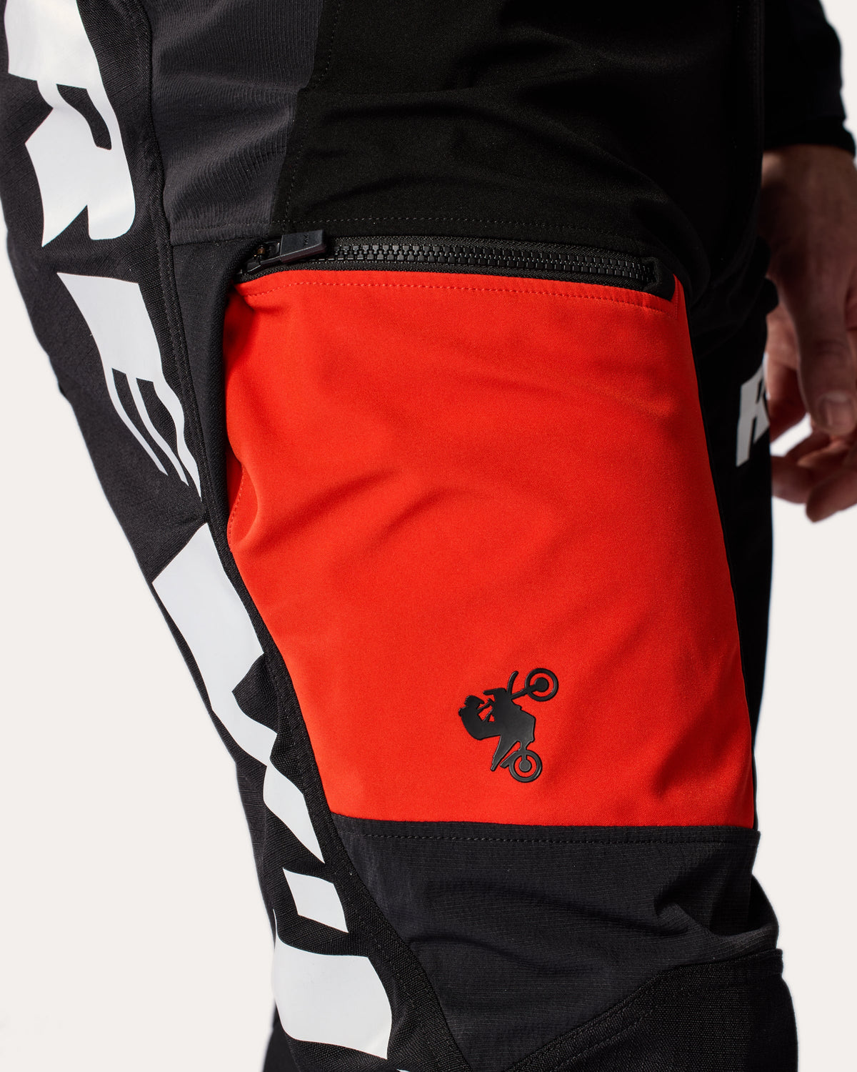Pants Lejano | Black-Red - Detail